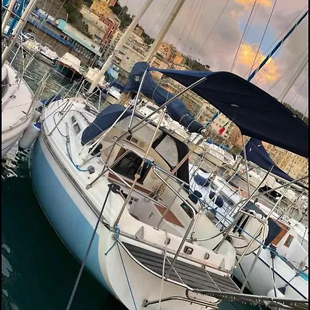 Guacuco Boat Botel